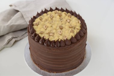 Dekoratif şekerli çikolatalı pasta. Çikolata, peçeteli krema tabakası. Kutlamalar için mükemmel cafe pastası.