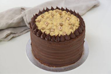 Dekoratif kremalı çikolatalı pasta çikolata, peçeteli krema katmanları kutlama için mükemmel bir pasta.