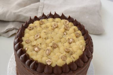 Dekoratif kremalı çikolatalı pasta çikolata, peçeteli krema katmanları kutlama için mükemmel olan zarif pasta manzarası.