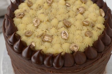 Dekoratif kremalı çikolatalı pasta çikolata, peçeteli krema katmanları kutlama için mükemmel yuvarlak, zarif pasta manzarası.