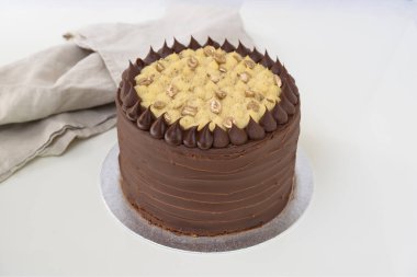 Dekoratif kremalı çikolatalı pasta çikolata, peçeteli krema katmanları kutlama için mükemmel bir pasta.