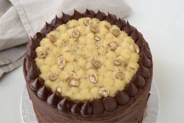 Dekoratif kremalı çikolatalı pasta çikolata, peçeteli krema katmanları kutlama için mükemmel bir pasta manzarası.