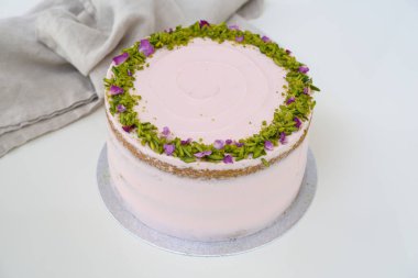 Çiçekli, şam fıstıklı, gül yapraklı, peçeteli, zarif pasta manzaralı. Kutlamalar için mükemmel.