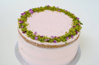 Çiçek desenli, şam fıstıklı ve gül yapraklı Pistachio Rose Pastası.