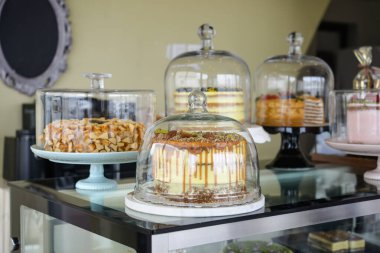 Glass Domes 'ta çeşitli pastalar sergileniyor. Farklı tatlarda sergileniyor. Yemek fotoğrafçılığı ve yemek pişirme tatlısı projesi için mükemmel.