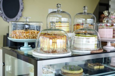Glass Domes 'da çeşitli pasta gösterimi farklı tatlarda sergileniyor. Yemek fotoğrafçılığı ve tatlı projesi için mükemmel.