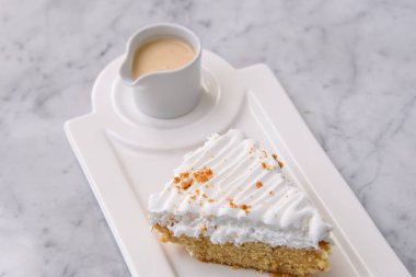 Kremalı Tres Leches Pastası Süt Soslu Dilimlenmiş Krema tepside servis edilir Gri arka planda izole edilmiş klasik ve hoşgörülü tatlı manzarası