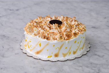 Tost Limonlu Kek. İçinde nemli pasta katmanları ve ekşi limon var. Gri arka planda izole edilmiş muhteşem tatlı manzarası.