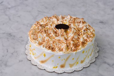 Tost Limonlu Kek. İçinde tatlı tatlı tatlı arkaplanının gri arka planında izole edilmiş keskin bir limonla nemli kek katmanları var.