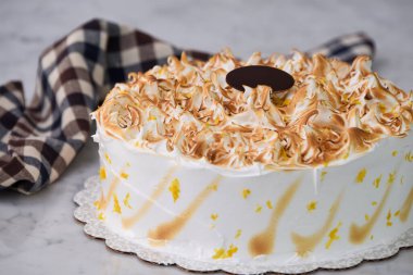 Kızarmış Limonlu Kek. İçinde nemli kek katmanları ve keskin limonlu peçete var. Gri arka planda izole edilmiş.