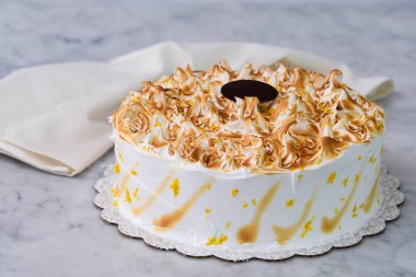 Kızarmış limonlu kek katmanı. İçinde de tatlının gri arka planında izole edilmiş limonlu pasta katmanları var.