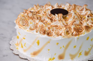 Tost Limonlu Kek. İçinde nemli pasta katmanları ve keskin limonlu. Gri arka planda izole edilmiş.