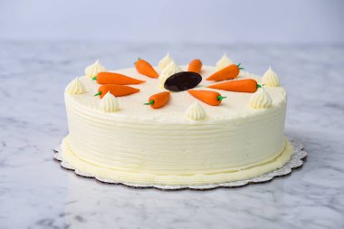 Süslü havuçlu kek, nemli ve krem peynirle kaplı baharatlı pasta katmanları lezzetli pasta manzaralı.