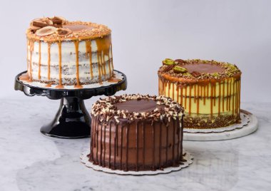 Karamel İncir, Şam fıstığı karamel ve çikolatalı kek de dahil olmak üzere çeşitli gurme kekleri.