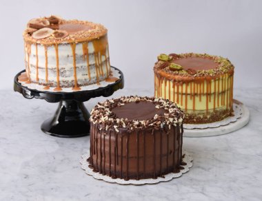 Karamel İncir, Şam fıstığı karamel ve çikolatalı kek de dahil olmak üzere çeşitli gurme kekleri.