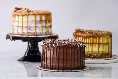 Karamel İncir, Şam fıstığı karamel ve çikolatalı kek de dahil olmak üzere çeşitli gurme kekleri.