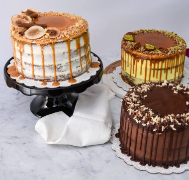 Karamel İncir, Şam fıstıklı karamel ve peçeteli çikolatalı kek de dahil olmak üzere çeşitli gurme kekler.