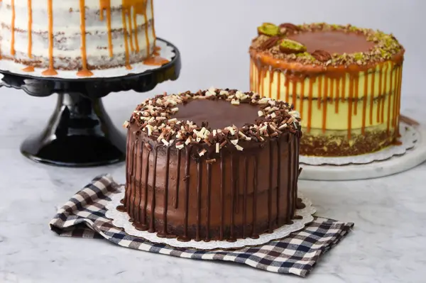 Karamel İncir, Fıstık Karamelli ve çikolatalı kekler de dahil olmak üzere çeşitli gurme kekleri zarif klasik tatlıların peçete tarafından izole edilmiş.