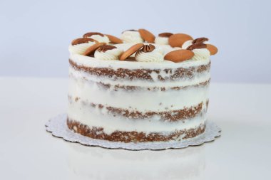 Lezzetli havuçlu kek, fındıklı süslemeler krem peynirle kaplanmış baharatlı pasta, klasik ve lezzetli pasta.