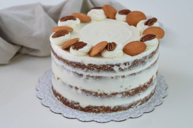 Lezzetli havuçlu kek, fındıklı süslemeler, krem peynirle kaplanmış baharatlı pasta, peçeteli, klasik ve lezzetli pasta manzaralı.