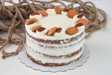 Lezzetli havuçlu kek, fındıklı süslemeler, krem peynirle kaplanmış baharatlı pasta, kremalı pasta, klasik ve lezzetli kafe pastası.