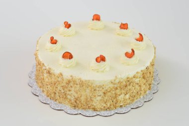 Krem peynirli güzel havuçlu kek ve krem peynirli pasta katmanları pürüzsüz krem peynirle kaplı üstü zarif bir şekilde karamelli pasta manzarasıyla süslenmiştir.