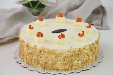 Krem peynirli havuçlu kek ve kremalı pasta katmanları pürüzsüz krem peynirli pasta üstü zarif bir şekilde karamelli ve peçeteli pasta manzaralı.