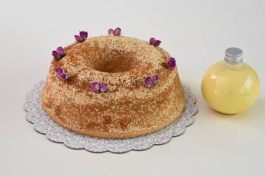 Zarif lavantalı kek, pudra şekeriyle hafifçe tozlanmış ve üzerine beyaz jöle serpiştirilmiş ve susam tohumlu eşsiz tatlı manzaralı.