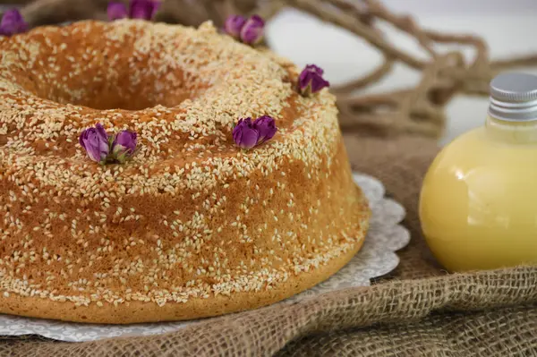 Zarif lavantalı kek, pudra şekeriyle hafifçe tozlanmış ve üzerine beyaz jöle serpiştirilmiş ve peçeteye izole edilmiş susam tohumları serpiştirilmiş eşsiz tatlı manzarası.