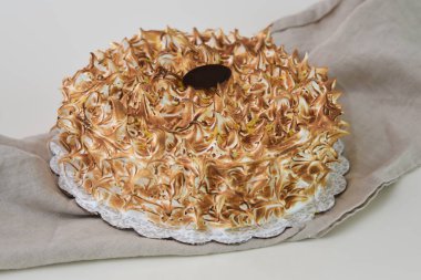 Peçeteye izole edilmiş çikolata parçalı pofuduk kremalı pasta ve lezzetli tatlı arkaplan manzarası.