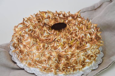 Lezzetli tatlının peçete tarafından izole edilmiş çikolatalı Tüylü Kek.