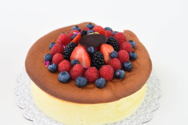 Çilek, ahududu, yaban mersini ve böğürtlenli yumuşak Japon cheesecake 'i...