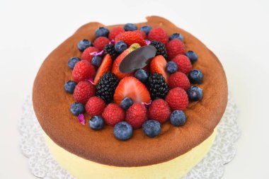 Çilek, ahududu, yaban mersini ve böğürtlenli yumuşak Japon cheesecake 'i