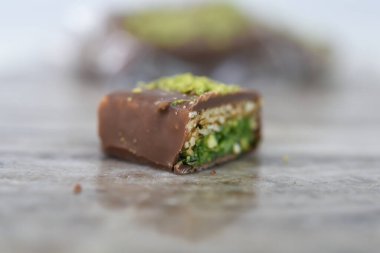 Çikolatalı Pistachio çikolatası ve Wafer katmanları çikolata tabakası, ince çıtır gofret katmanları ile karışık katmanlarını göstermek için ikiye bölündü.