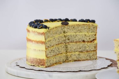 Limonlu haşhaşlı kekin yanında yabanmersini ve Zest, Tabakta Dilimlenmiş Tatlı Tatlı Tatlı Tatlı.