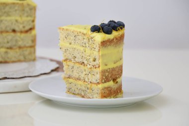 Katmanlı Limonlu Haşhaşlı Kek dilimi, yabanmersini ve Zest, Tatlı Tatlının Tabakta Dilimi