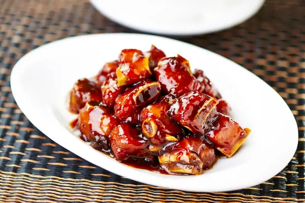 Tatlı ve ekşi domuz pirzolası, Asya mutfağı aperatiflerinin yanında servis edilir.