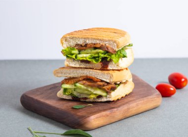 Baharatlı Pekin Ördeği Sandviçi, Hoisin Sosu ve taze sebzeli panini. Tahta tahta tahta pano, restoran menüleri.