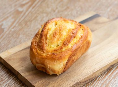 Tahta Tahta üzerinde Altın Hindistan cevizi kremalı yastıklı ekmek Tatlı Pastane manzarası