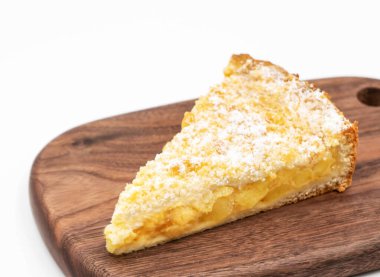 Elmalı gevrek dilimlenmiş turta. Tahta tahtaya konmuş pudra şekeri ve tatlı menülerinin yan görünüşü.