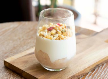 Maple Granola 'lı Yunan Yoğurt ve Lychee Parfait Sağlıklı Kahvaltı veya Atıştırmalık