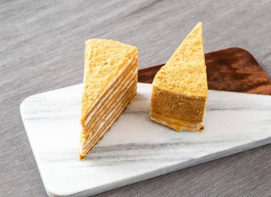 Medovik 8 Katmanlı Ballı Kek Dilimleri Mermer tahtada Rus Tatlısının yan görünüşü