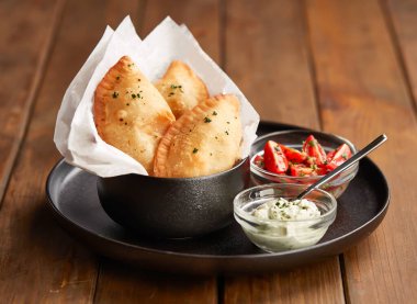 Taze domates salsa ve ekşi krema soslu kızarmış sığır eti. Sağlıklı Yeme 'nin tabağında.