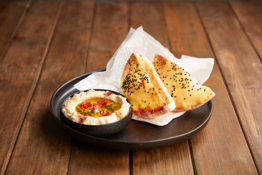 Ev yapımı Pita ekmeği ve Tahini soslu Baba Ghanoush ve Akdeniz mutfağının yanında nar tohumları.