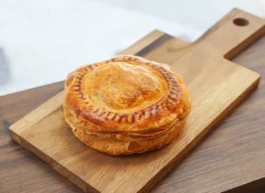 Tahta tahtada domates ve peynirli puf böreği. Salory Vejetaryen Atıştırması 'nın yan görünüşü.