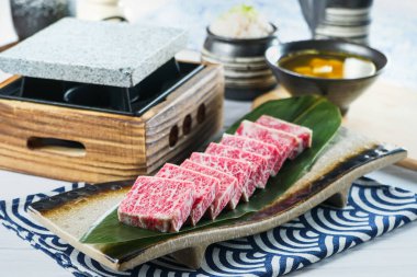 Izgara salamura edilmiş sığır eti Sıcak Taş tarafında Japon Wagyu ve Güzel Yemek manzarası