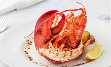 Baharatlı Baharatlı Boston Istakozu. Baharatlı, Limonlu ve Kızarmış Tatlı Patatesli.