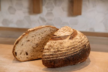 Acı Au Levain Koyu Ekmek, tahtadan yapılmış yarım dilimlenmiş İtalyan fırınına yakın plan görüntüsü.