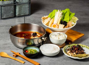 Taze sebzeler, tofu, pirinç ve baharatlı Mutian Baharatlı Sıcak Ot Yemekleri Tayvan yemeklerinin arka planında izole edilmiş.