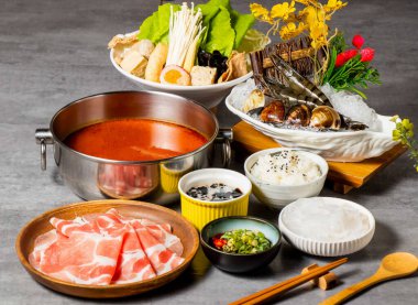 Baharatlı Biberli Köri Sörfü ve Turf Çeşnisi Taze Deniz Ürünleri, Dilimlenmiş Domuz eti ve Tayvan yemeklerinin arka planında izole edilmiş sebzeler.